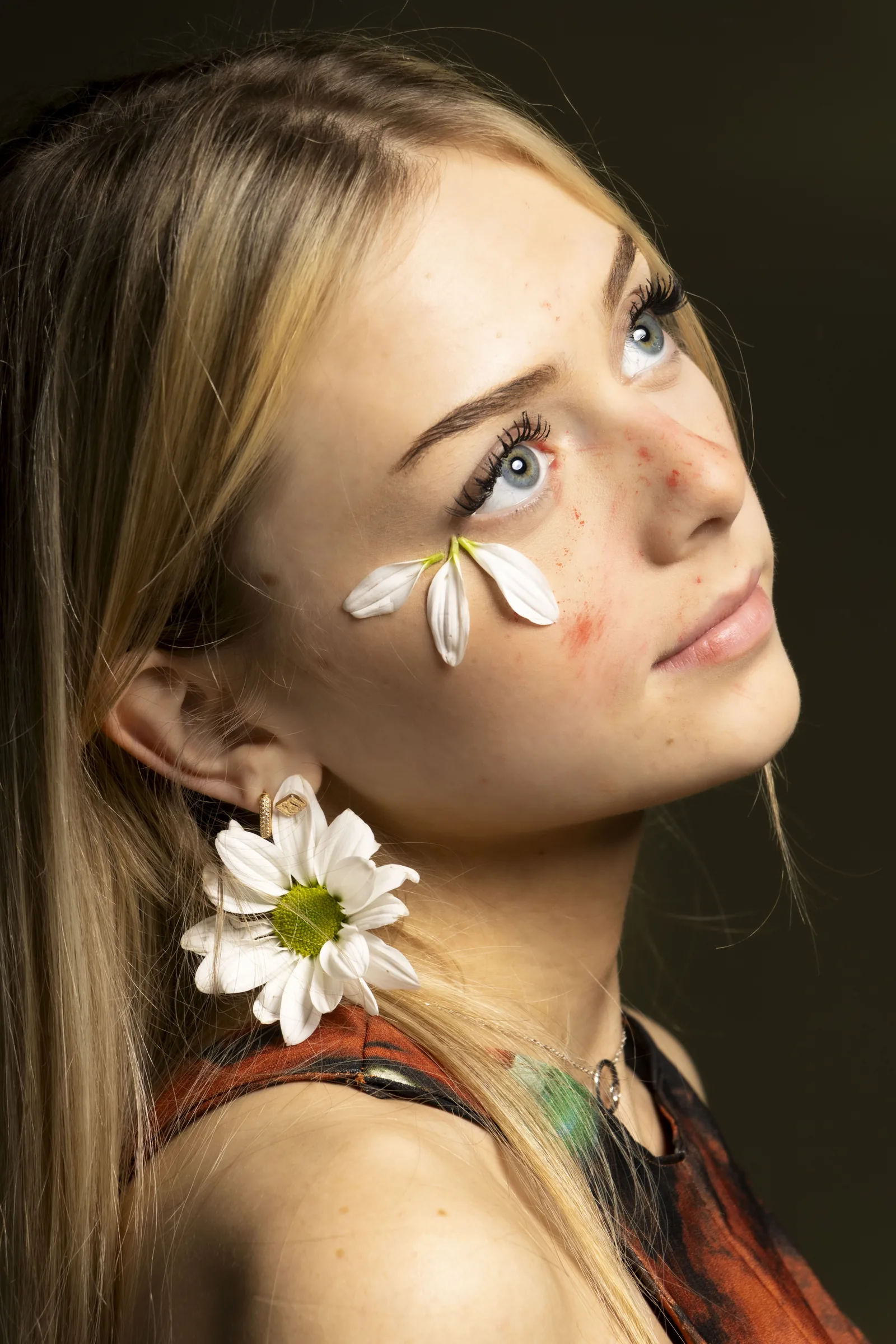 Daisy earring and petal detail